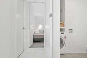 Coastal Chic Apartment - Mooloolaba and Alex