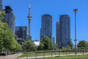 Lush Condo By CNTower - Free Parking