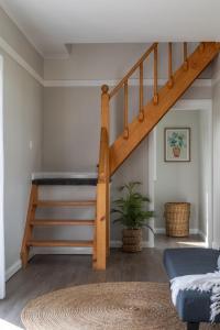 Legana Lodge - A home away from home - Catering for up to 12 guests