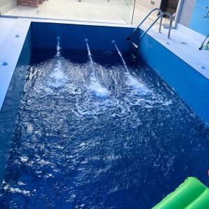 فلل ومسابح بلوسكاي الباحه-العقيق فله من ثلاث غرف نوم