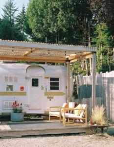 obrázek - Dreamy Airstream Hideaway with Hot Tub