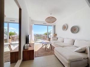 Appartement T3 en duplex avec terrasse, face à la plage, climatisé, Wifi, parking privé - FR-1-715-96