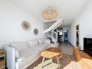 Appartement T3 en duplex avec terrasse, face à la plage, climatisé, Wifi, parking privé - FR-1-715-96