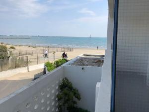 Appartement confortable avec piscine en bord de mer - FR-1-716-64