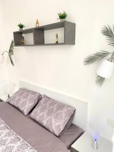 Sunlit ShelterIdeal Location! Free Parking