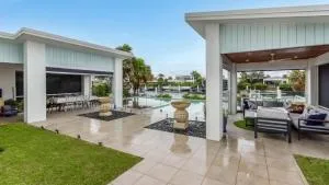 Luxury & Style On The Canal - Banksia Beach