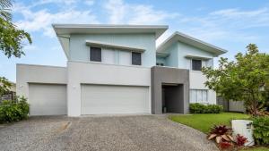 Luxury & Style On The Canal