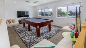 Luxury & Style On The Canal