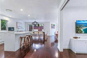 Dual-living amongst the rainforest, Little Cove