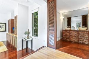 Dual-living amongst the rainforest, Little Cove