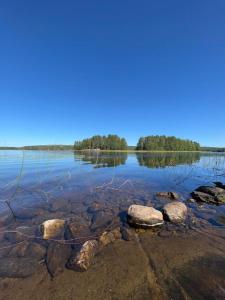 Käpälämäki puhtaan veden äärellä omassa rauhassa
