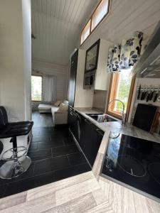 Käpälämäki puhtaan veden äärellä omassa rauhassa