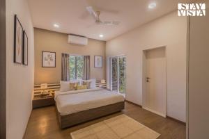 StayVistas Silver Grove - Serene Haven with Expansive Lawn & Terrace