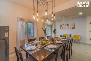 StayVistas Silver Grove - Serene Haven with Expansive Lawn & Terrace