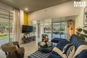 StayVistas Silver Grove - Serene Haven with Expansive Lawn & Terrace
