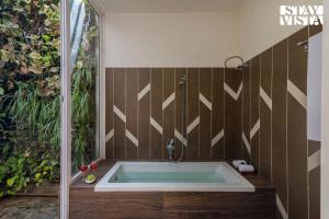 StayVistas Silver Grove - Serene Haven with Expansive Lawn & Terrace