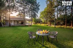 StayVista's Silver Grove - Serene Haven with Expansive Lawn & Terrace - Dindori