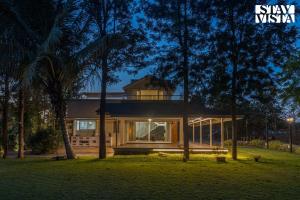 StayVistas Silver Grove - Serene Haven with Expansive Lawn & Terrace