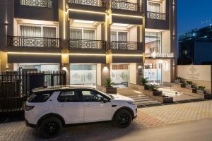 Foxtrail, Sector 42 - AM Hotel Kollection