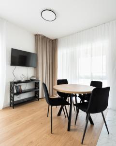 Brzeziny Deluxe Apartment by BookingHost