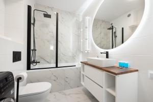 Brzeziny Deluxe Apartment by BookingHost