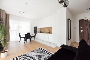 Brzeziny Deluxe Apartment by BookingHost