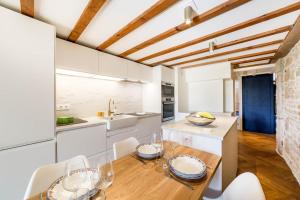 High-end apartment overlooking the quays AIL