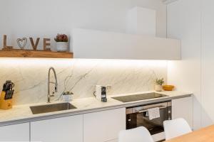 White Moon crema & Parking