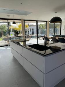 Villas Villa de luxe piscine jacuzzi : photos des chambres