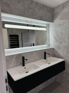 Villas Villa de luxe piscine jacuzzi : photos des chambres