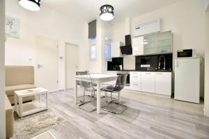 Standard Apartment by Hi5- Csengery street