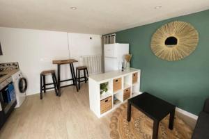 Appartements Appartement proche commodites et commerces : photos des chambres