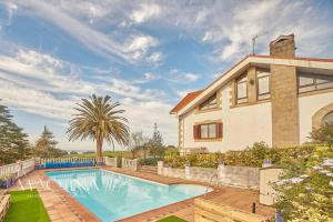 Casa Otañes. En la playa, con piscina privada.