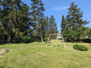 Maisons de vacances Maison de Bourg avec Grand Jardin, Salle de Jeux et Confort Moderne – Pres des Chateaux de la Loire - FR-1-591-161 : photos des chambres