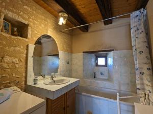 Maison de campagne avec jardin près dAbbaye de Fontgombault et station thermale La Roche-Posay - FR-1-591-110