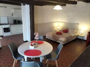 Maison de plain-pied au bord d'un étang en Berry, avec services inclus et garage pour vélos/motos - FR-1-591-353 - Chabenet