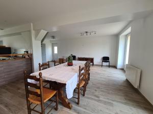 Maisons de vacances Maison tranquille avec jardin, proche Chateauroux, 4 ch., 3 sdb, terrasse, barbecue, parking - FR-1-591-358 : photos des chambres