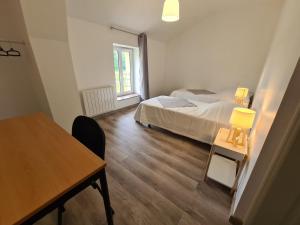 Maisons de vacances Maison tranquille avec jardin, proche Chateauroux, 4 ch., 3 sdb, terrasse, barbecue, parking - FR-1-591-358 : photos des chambres