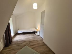 Maisons de vacances Maison tranquille avec jardin, proche Chateauroux, 4 ch., 3 sdb, terrasse, barbecue, parking - FR-1-591-358 : photos des chambres