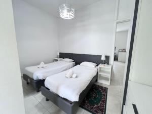 Sunshine Court Apartment No 4