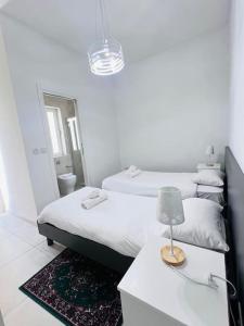 Sunshine Court Apartment No 4