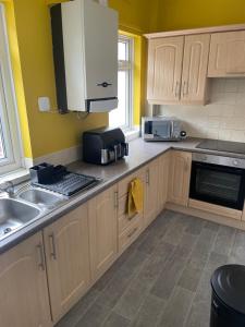 2 Bed House Sleeps 5, Ferryhill Near Durham & Free WiFi & Parking
