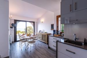 Maisons de vacances Villa Bollaccia - Vue mer avec piscine : photos des chambres