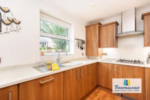 HERBERT COTTAGE by BOURNECOAST - A Charming "Cottage Style" Maisonette with a Courtyard and WIFI - FM9583