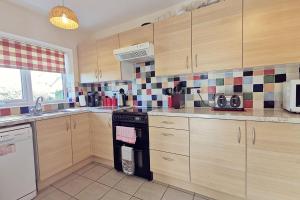 CAE GRUGOG COTTAGE-3 Bed-Sleeps 6-Ground Floor Bathroom