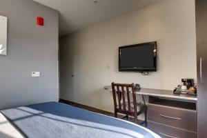 Queen Room with Queen Bed - Non Smoking room in Microtel Inn & Suites by Wyndham Tuscaloosa