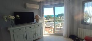 Les Capitelles : Accès direct plage et piscine - Clim