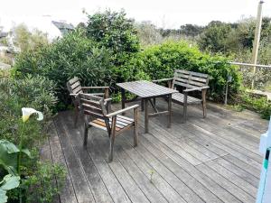 Maison mitoyenne à 200m de la plage, village de Samzun, avec jardin - FR-1-418-91