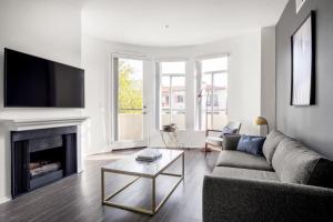 Mid-Wilshire 1BR w Rooftop BBQ’s nr The Grove LAX-247