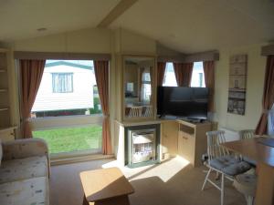 Sealands Everglade II:- 6 Berth, Central Heated Access to the beach